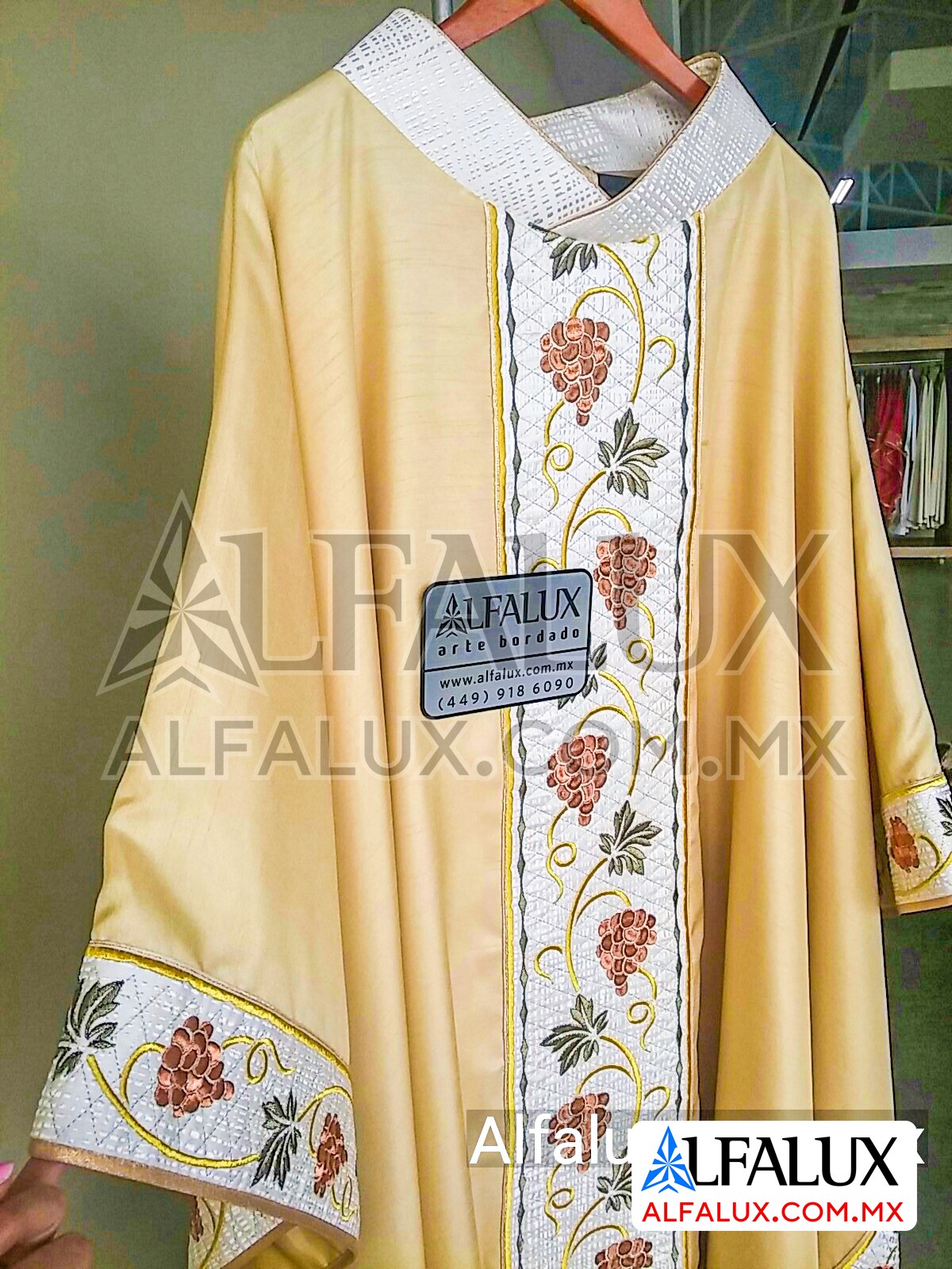 03 UVAS Casulla Alfalux Dorado Tierra Laterales Brocado 300 (3)